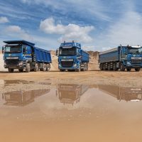 Full-STS_4093-Line-up-met-blauwe-container